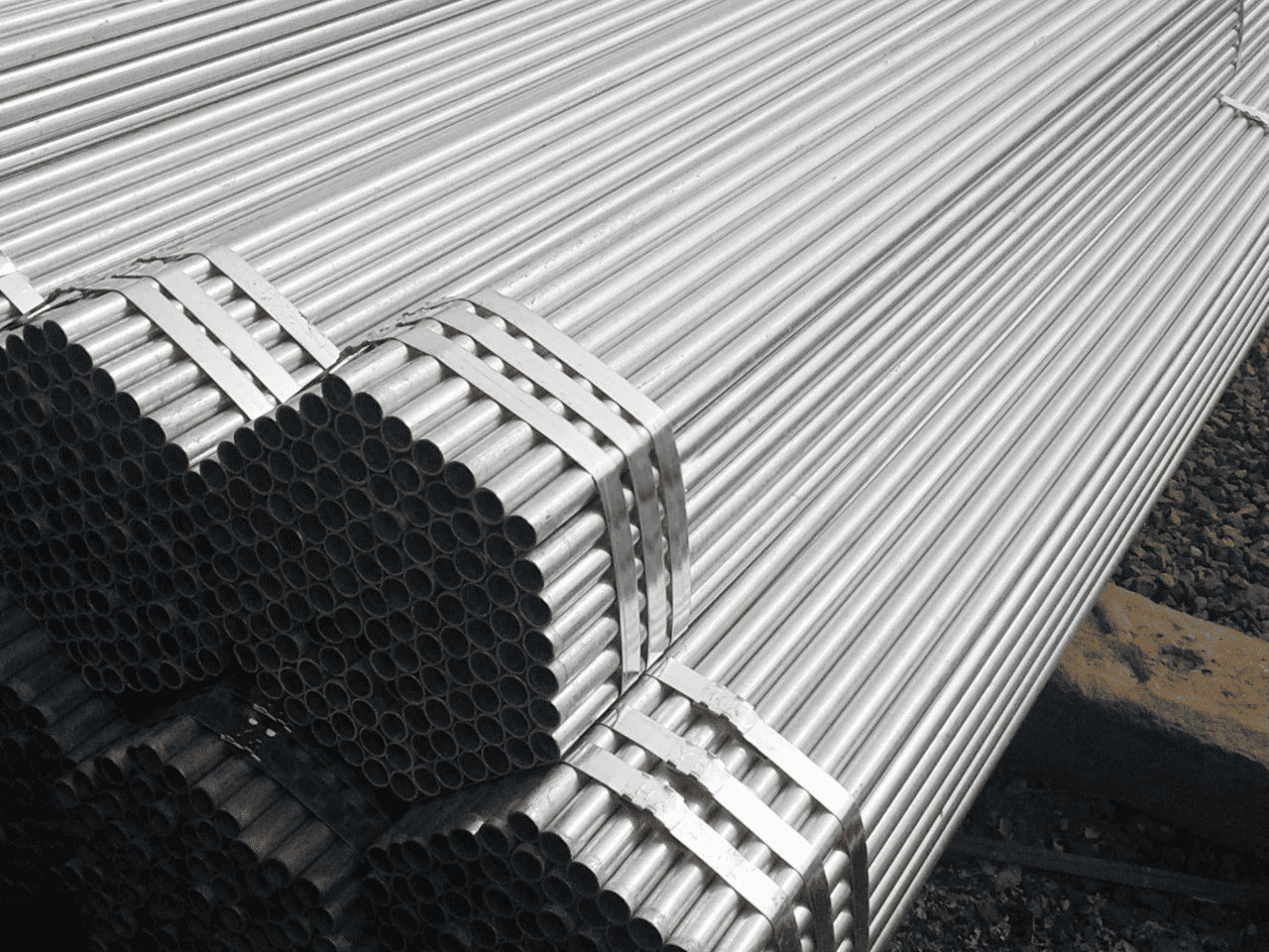 Low Price Customized Size Seamless Pipe Tube Stainless Steel Pipe Fitting Hot Dipped Galvanized Welded Steel Pipes